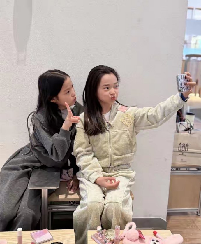 董璇和女儿参观公益艺术展，小酒窝又和好友观看《疯狂动物城2》