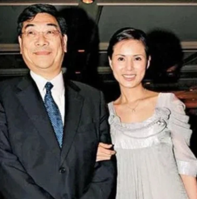 1998年，李若彤与富商郭应泉相恋，不久后男友濒临破产，负债数亿元，她不离不弃拼