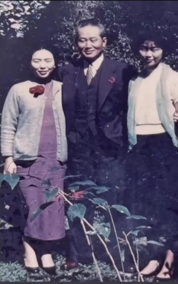 上世纪四十年代，孙立人与二夫人张晶英和堂妹孙壁人的一张留影。张晶英（又名张梅英）