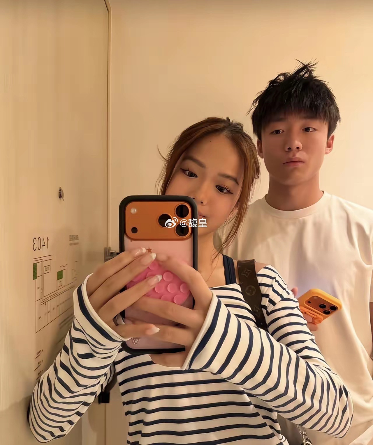 钟丽缇和张伦硕带着家人外出旅行，二女儿Jaden的男友也一起参加。看照片最右侧，