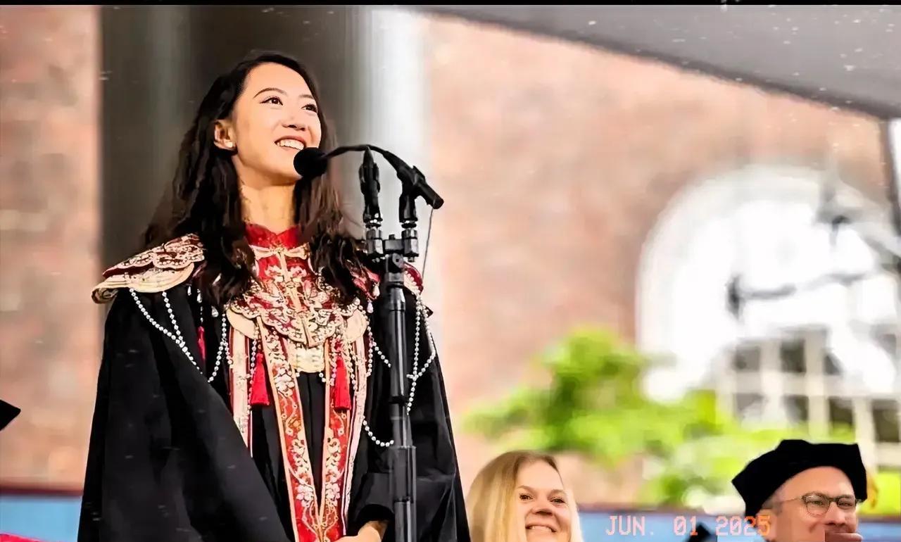 在当今美国这种“排中”环境里，竟然有来自中国的“哈佛生”蒋雨融能在毕业典礼上演讲