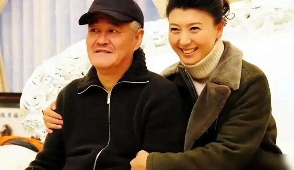 大校？她压根没当过兵。网上传了十年，说闫学晶穿军装升大校。其实真相早就在20