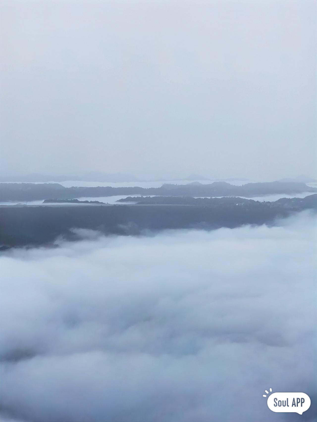 现在乡镇上已经没啥人了，应尽快进行新一轮合并县和乡镇。现在我国总人口持续下降、城