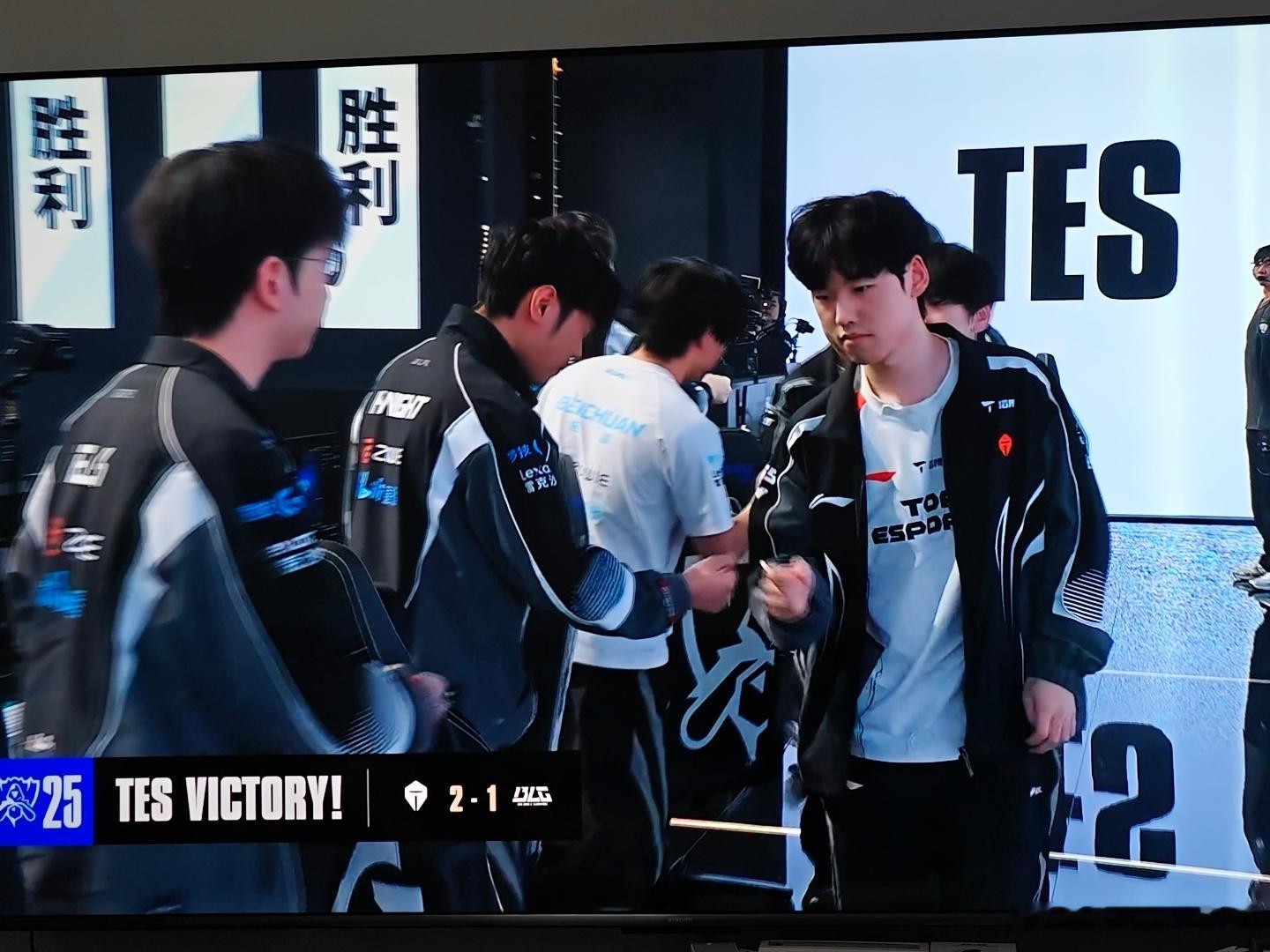 恭喜滔博，BLG这个瑞士轮打的太差[打脸]​​​