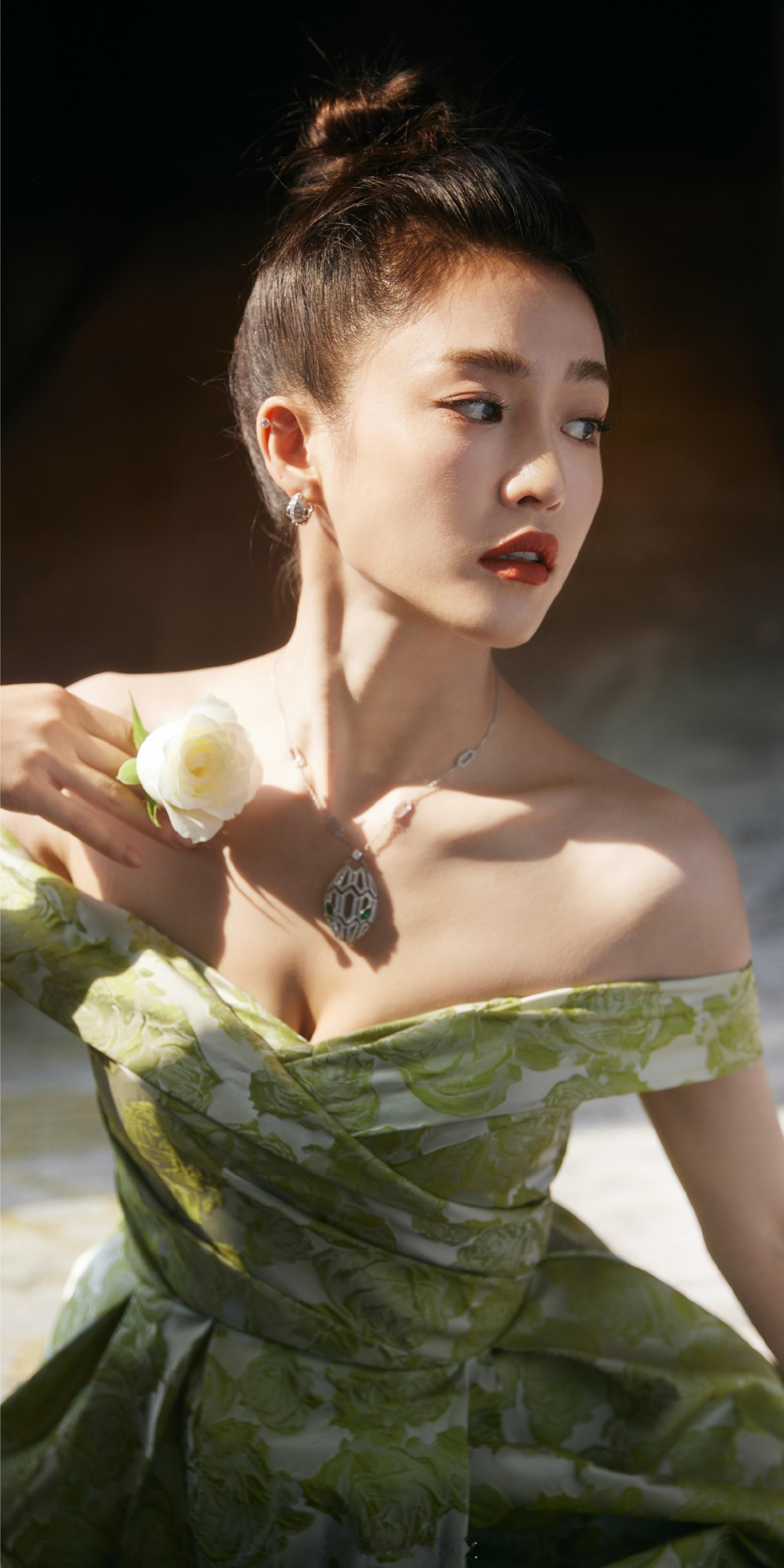 曾梦雪抹胸花裙浪漫氛围写真