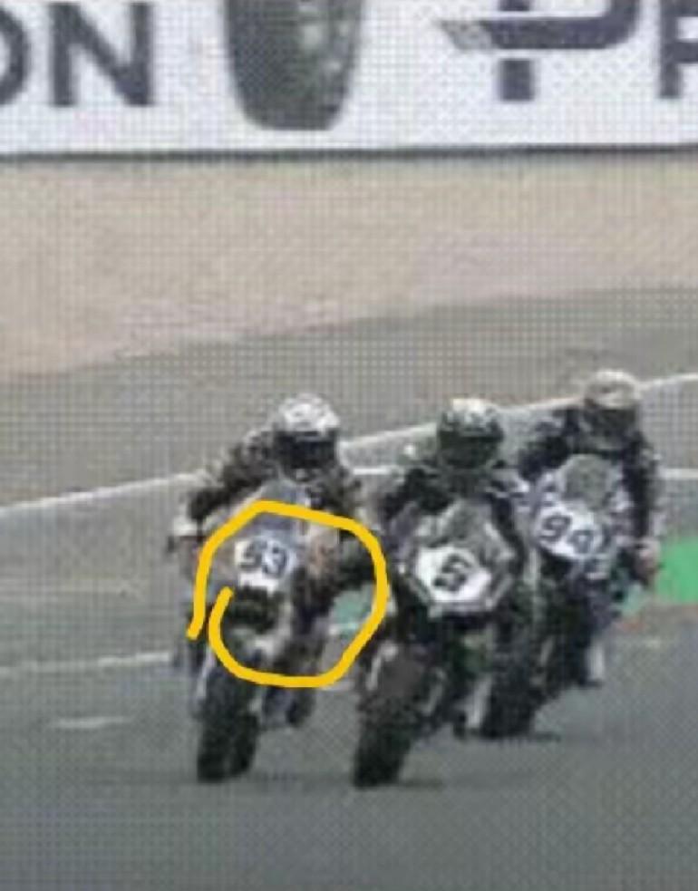 看见了，5号机车手竟伸腿干扰53号机车，这种行为太流氓了！向组委会举报5号车手的