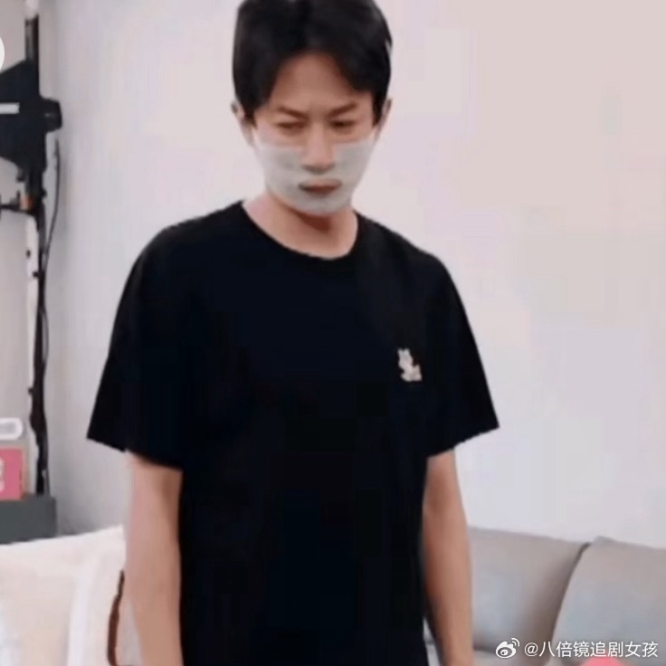 被张维伊睡醒后的样子惊呆了一个大老爷们，戴着面膜，懵懵懂懂，摇摇晃晃，像是睡醒的