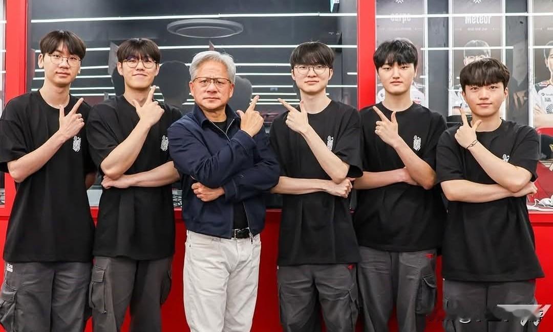 在韩国，黄仁勋被年轻人当作偶像追捧。他现身弘大的网咖、与电竞传奇选手Fak
