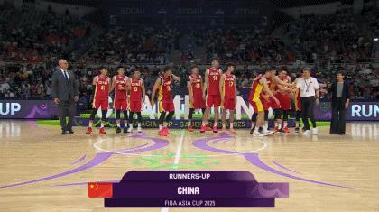 细节见人品！男篮小将王俊杰领奖前一边伤心抹泪，一边鼓掌祝贺对手，赛后更新社交媒