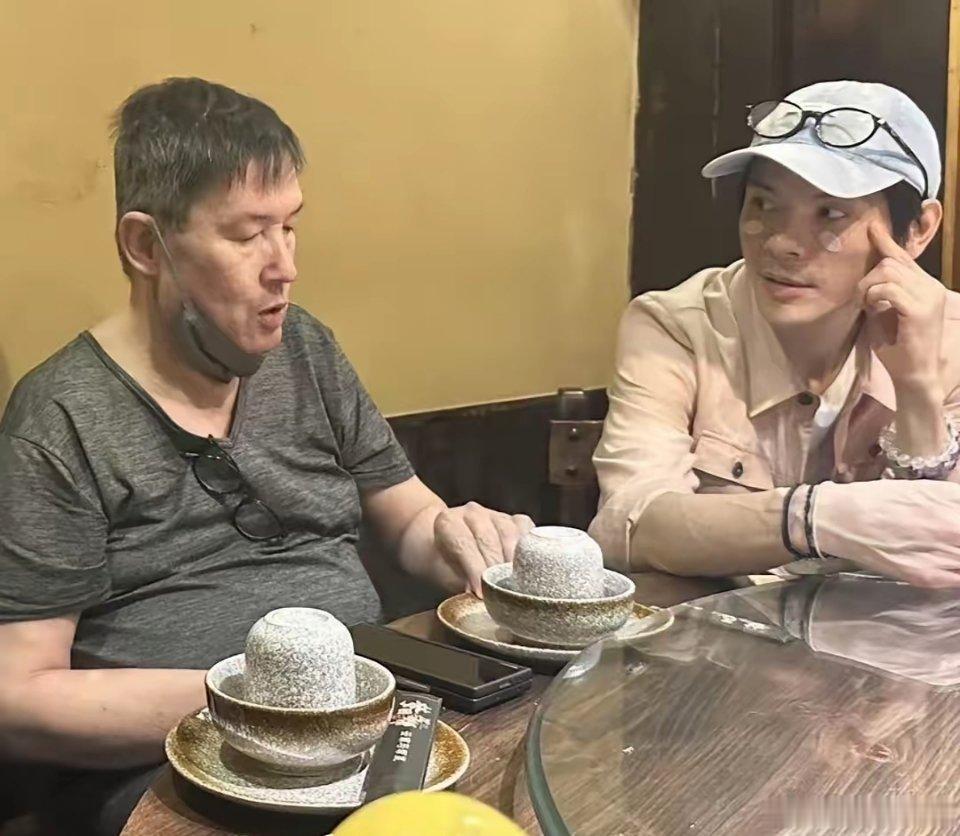向佐又去台北看望老婆和岳父，一家10口人吃饭特别热闹。42岁郭碧婷没化妆坐在爸爸
