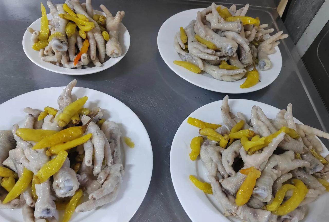 今天是周末了，除了值班驾驶员和加油以外，其它人都休息。吃早餐的时候，船长就说，马