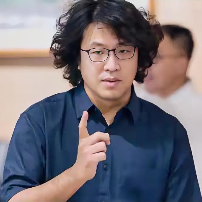 已被重庆市公安机关以“分裂国家罪”立案侦查、全球通缉、终身追责的沈伯洋，还在疯狂