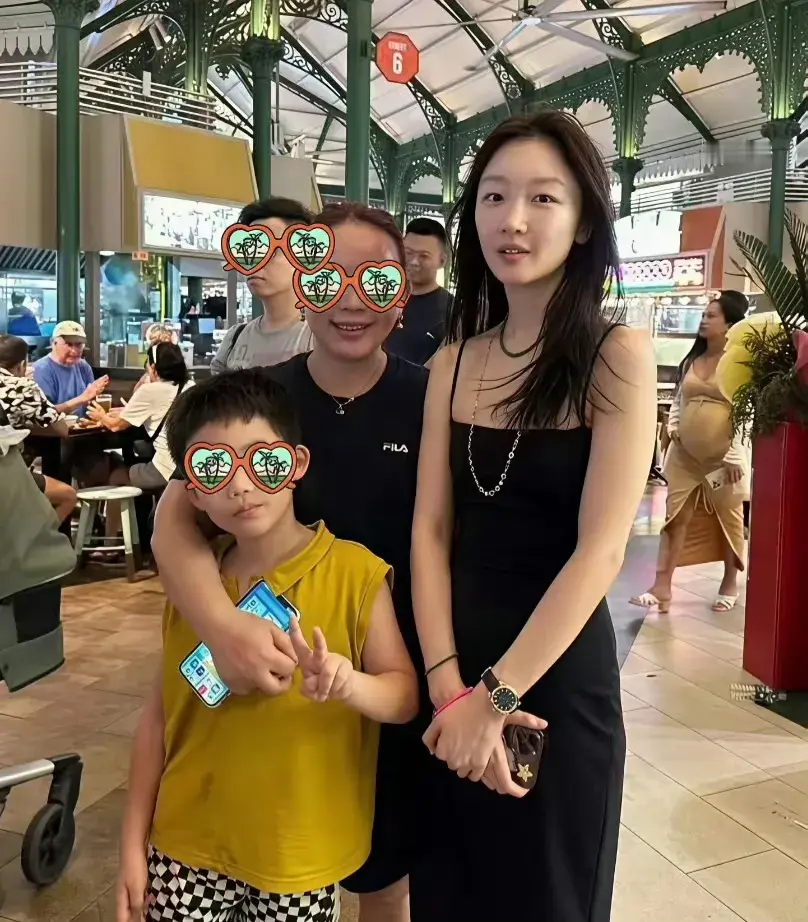 路人镜头下的周冬雨，彻底颠覆了我对她别人说她矮小和普通的认知。​​​