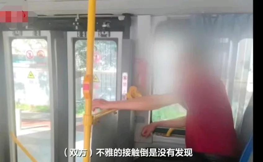女子怀疑公交车上遭遇性骚扰，双方产生冲突，结果女子被砸伤！公交车上，老人在换座