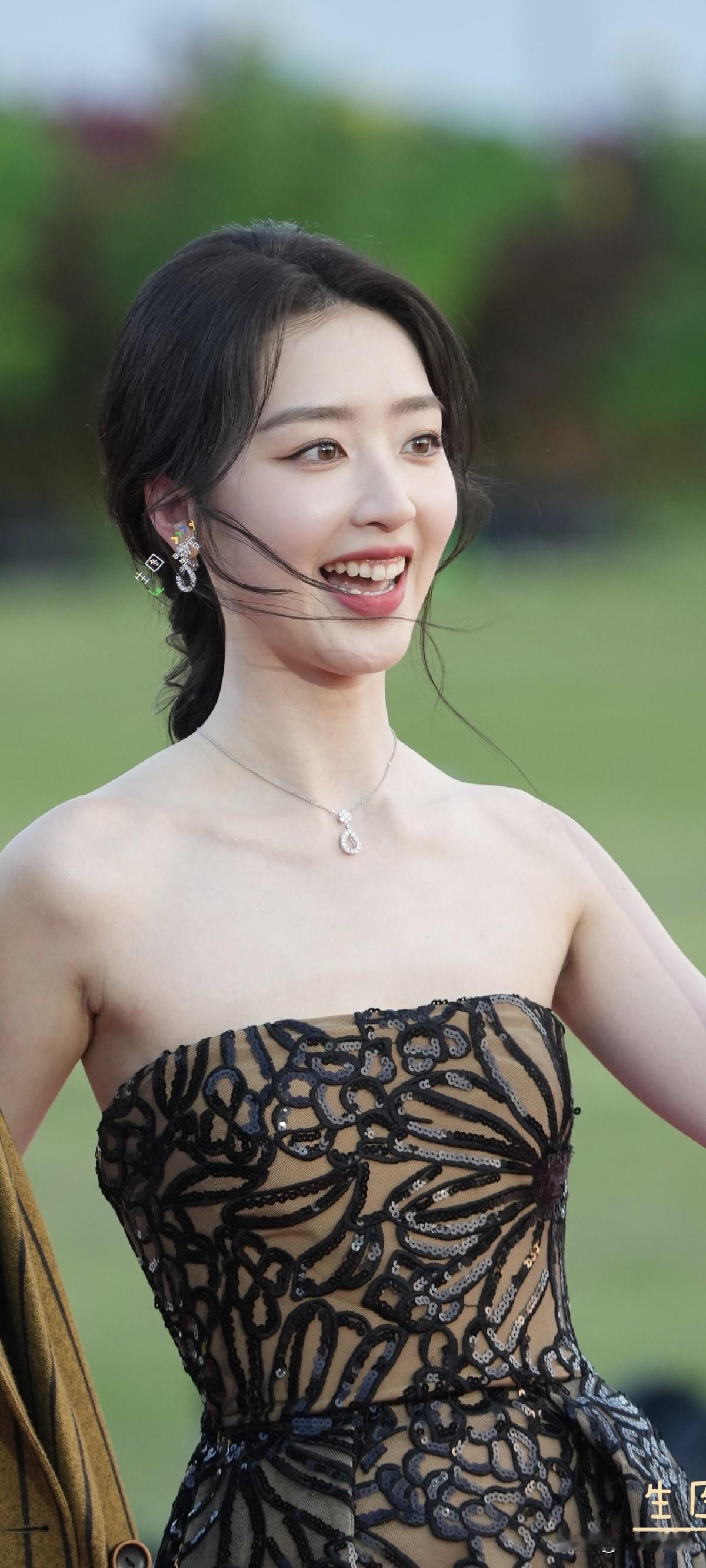 邓恩熙金鸡奖闭幕红毯青春活力美少女扑面而来的氧气感，沉醉在此女生图中了……