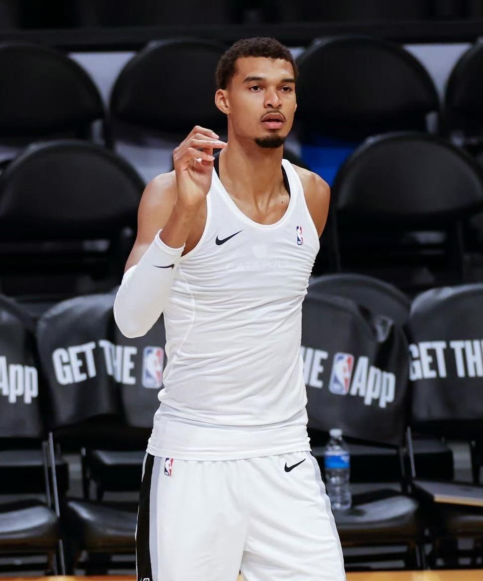 文班亚马表示，他本可以更早复出，但是选择了更稳妥的方式：“其实我本可以更早复出