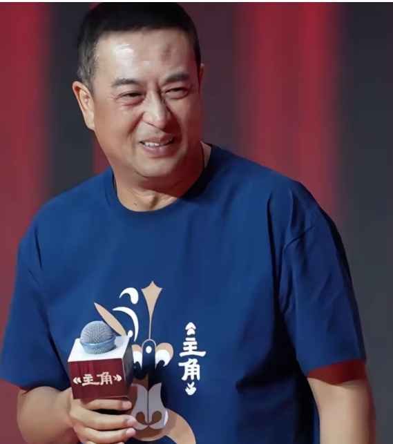 2025年拍《主角》时，张嘉译进组的第一件事不是看剧本，而是去食堂看菜单，助理不