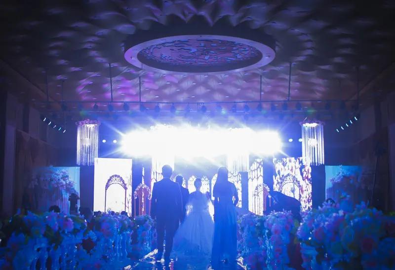 这确实是最近全网刷屏的暖心事件，不过地点其实是在湖南益阳，并非网传的安徽。新娘父