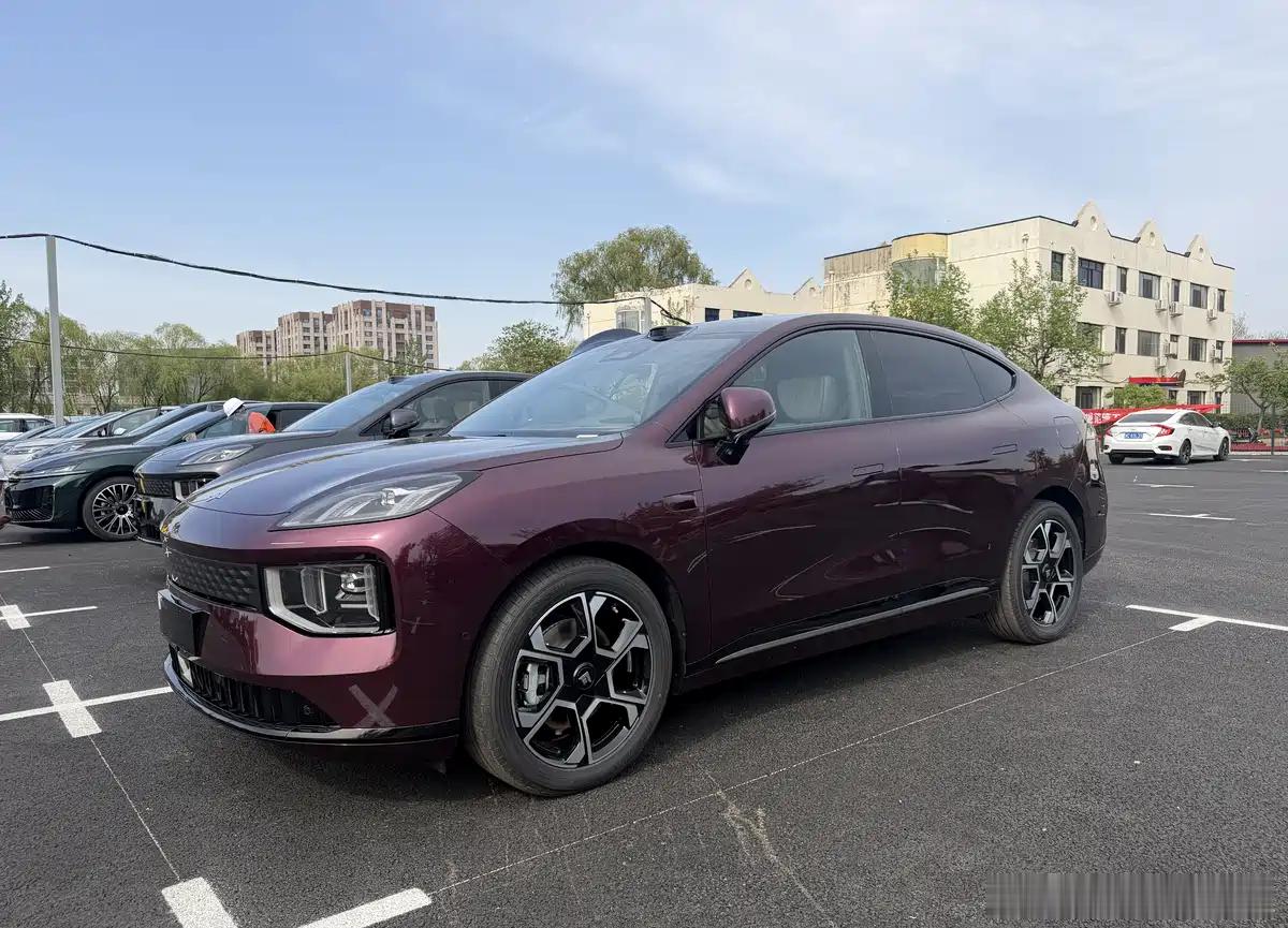 胖哥汽车频道昊铂S600实车亮相。新车提供增程和纯电两种动力版本，将在车展期间