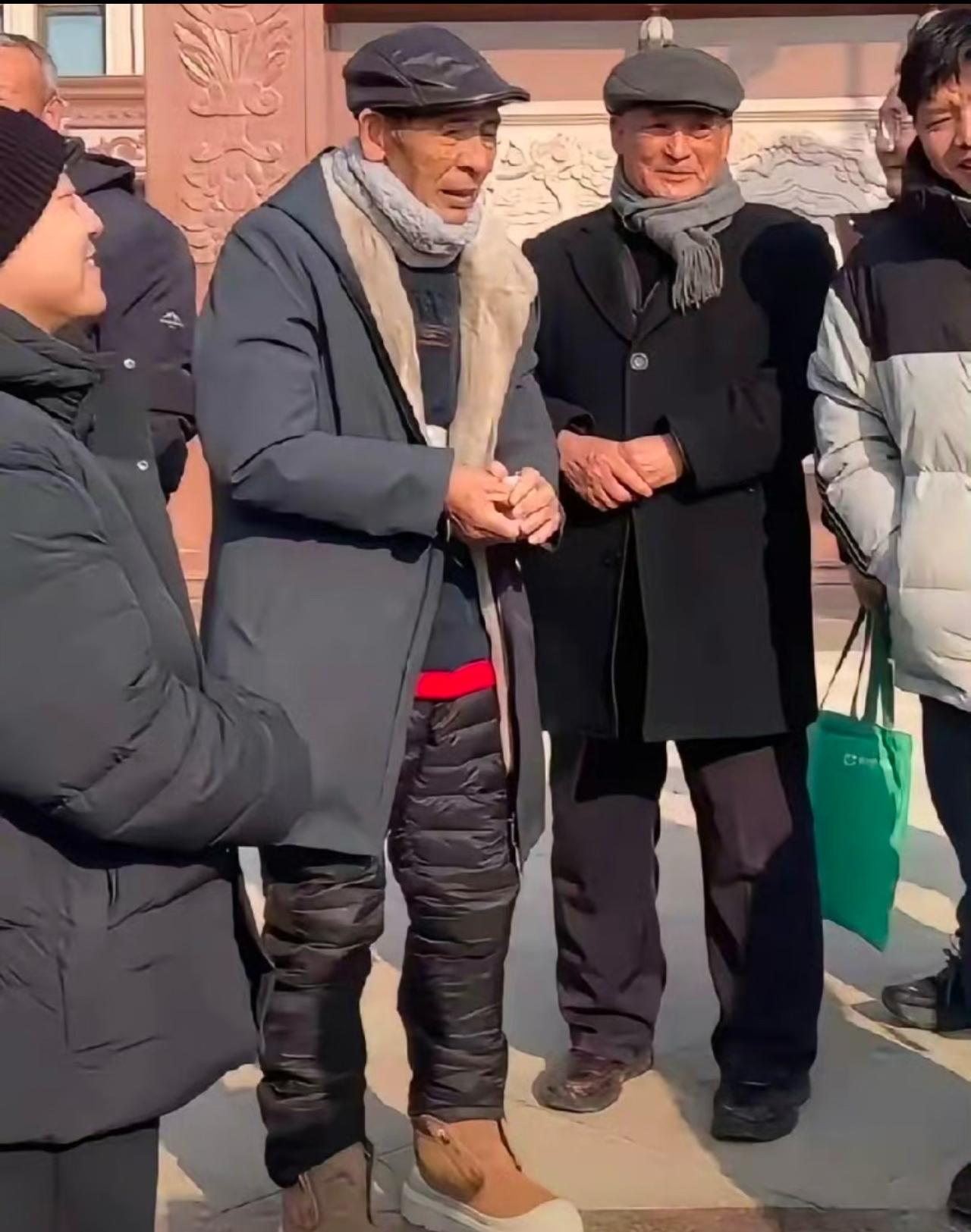 离过年还有20多天，刘强东的父亲已经抵达老家开始筹备，按照之前的习惯，刘强东一家