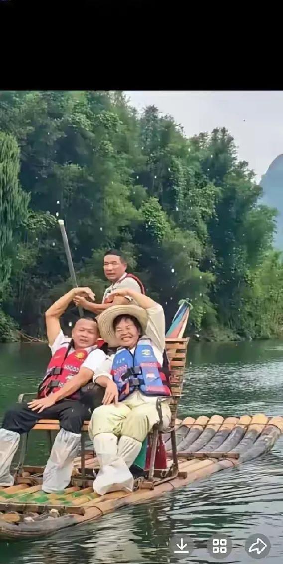 全文茂带着老婆去桂林旅游，是舍得花钱的，坐船游漓江，那是需要单独出钱的项目，全文