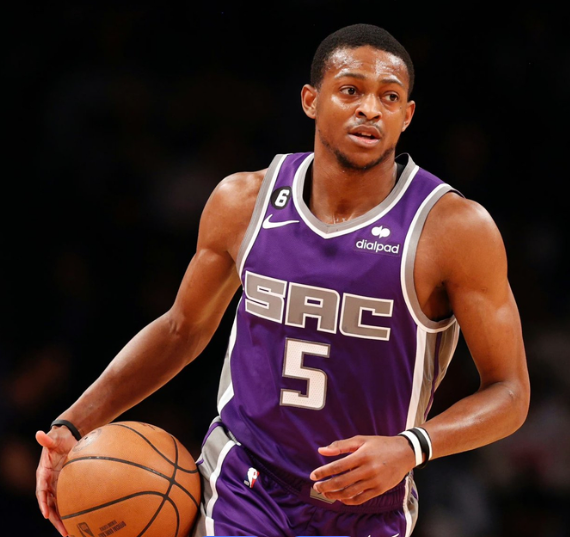 回到福克斯这笔交易迄今为止，还是有不少球迷对这笔交易有所质疑，其实我们想想，在