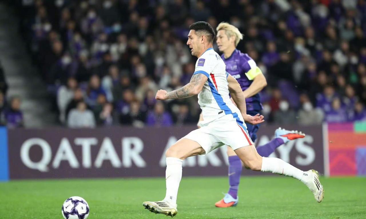 申花0-1广岛三箭，申花跟队记者甘慧表示：比赛又一次暴露了申花目前最大的问题，锋