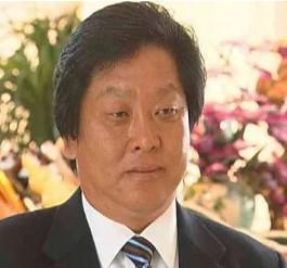 他10岁讨饭，弟弟饿死在怀里，13岁打铁谋生，23岁闯关东，尝尽人间疾苦，这个“