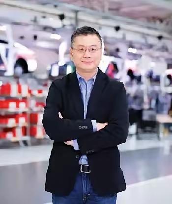 马斯克那可是全球闻名的狂人，行事风格大胆又独特，见谁都不服，一副舍我其谁的架势。