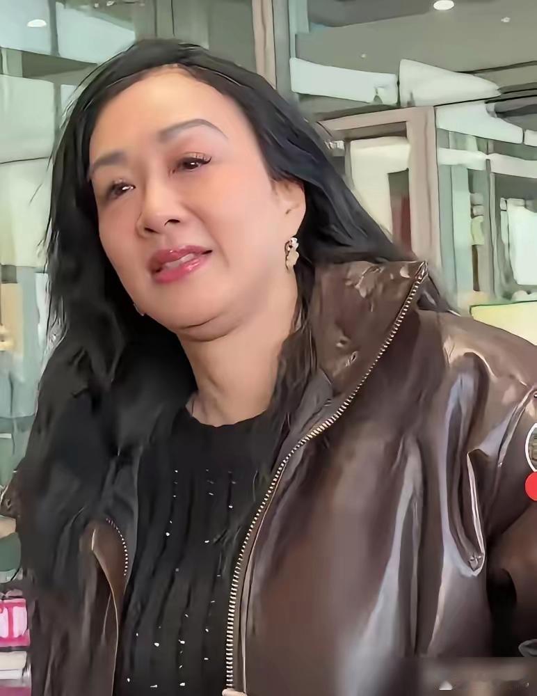 快60岁的钟丽缇，凭什么还能满脸富态别扯什么被爱情滋养，全是狠活。看她那饱满发光