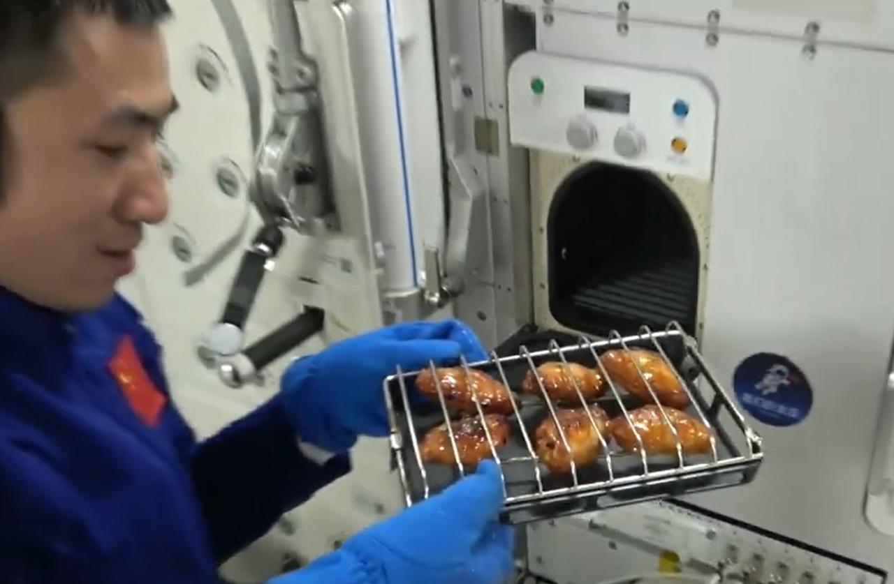 天宫空间站里吃烧烤的几个细节：1、烤的鸡翅，是漂浮起来的。2、烧烤应该是