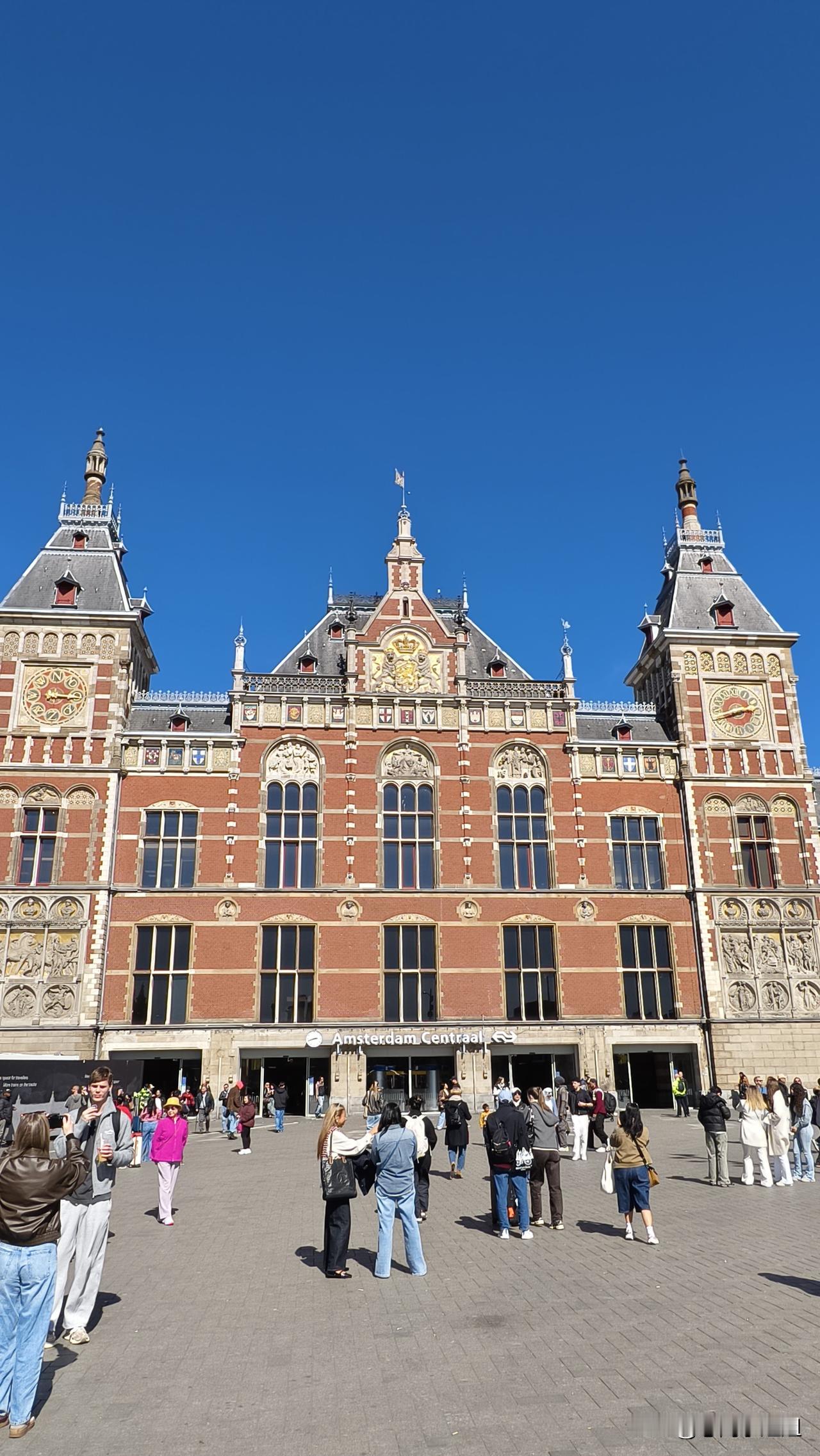 荷兰阿姆斯特丹是一个多水的城市，也多雨，晴天时大家都爱出来晒太阳。非常难得，我们