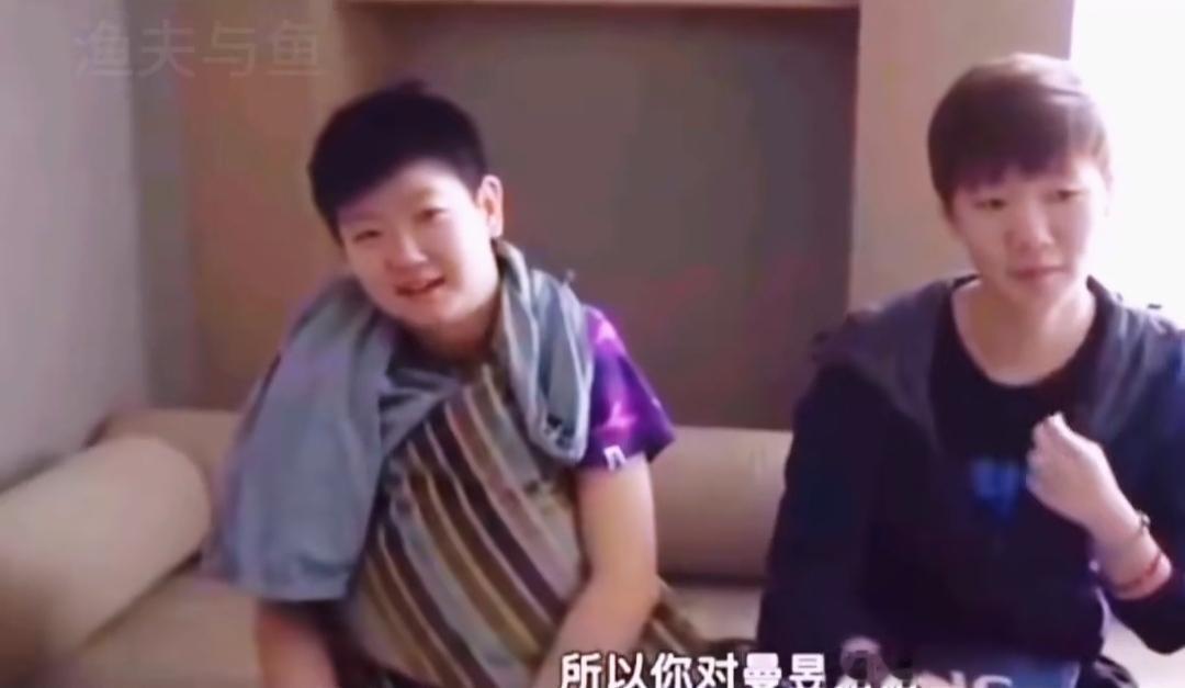 早期曼昱和莎莎的欢乐场面！记者：“莎莎，那你曼昱姐姐是监护人，是又敬又爱！”