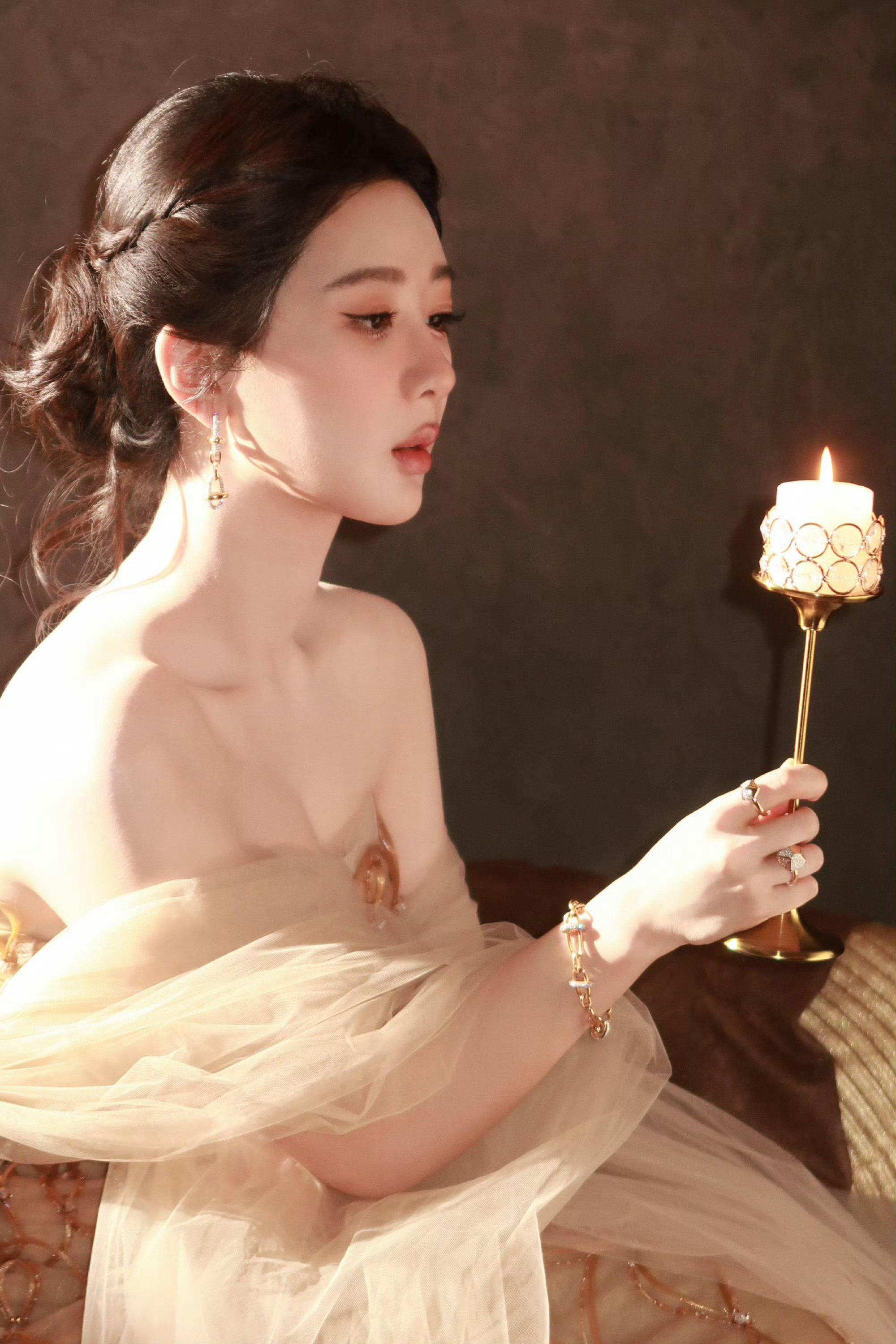 杨紫yz杨紫董竹君yz杨紫玉兰花开君再来扎根在这片土地，年轮里刻满了她的