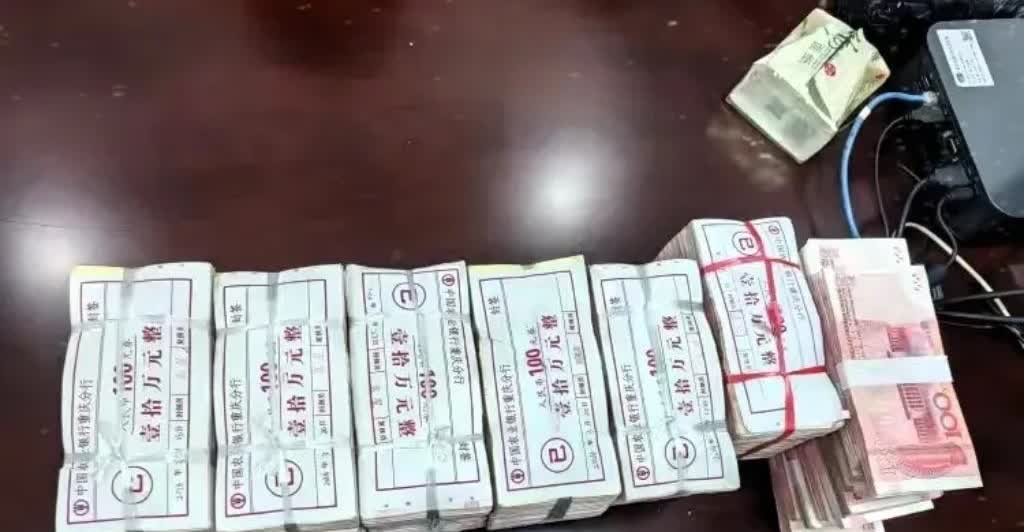 重庆三兄妹，年幼时，父亲在工地上意外身亡，获得赔偿120多万，由爷爷保管。成年后