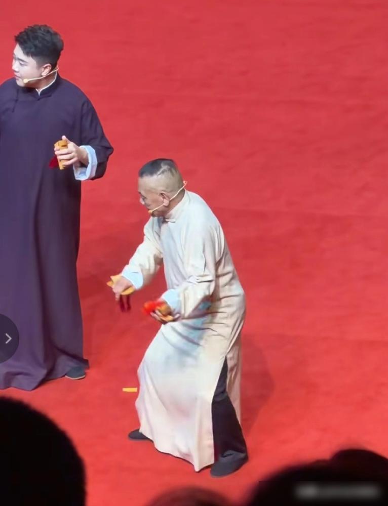 杨进明是第一个加入德云社的郭德纲的亲师兄弟。能进德云社除了他跟郭德纲交情好，