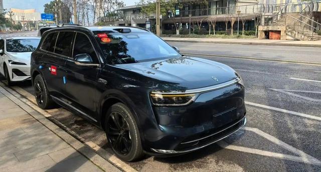 臃肿，很委屈的样子，丑爆了