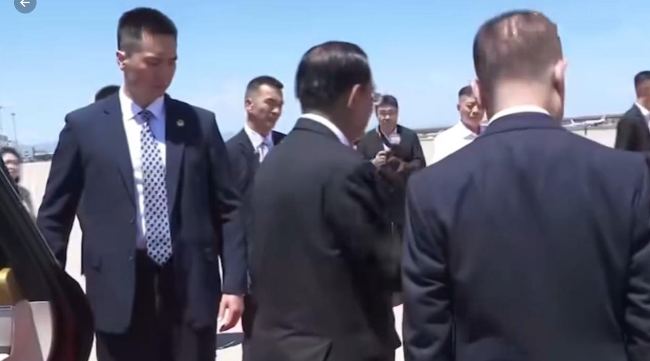 洪森抵达北京，为他开车门的工作人员又高又帅！6月25日洪森带领团队访华，下了