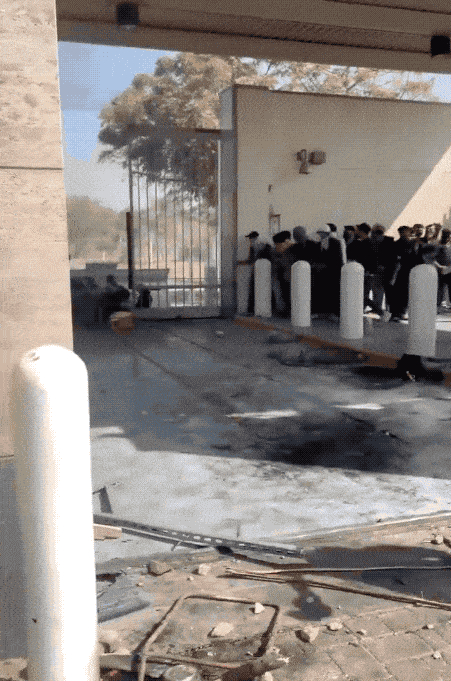 10人死亡：巴基斯坦示威者冲击美国领事馆，抗议哈梅内伊被炸死！视频显示，在哈梅内