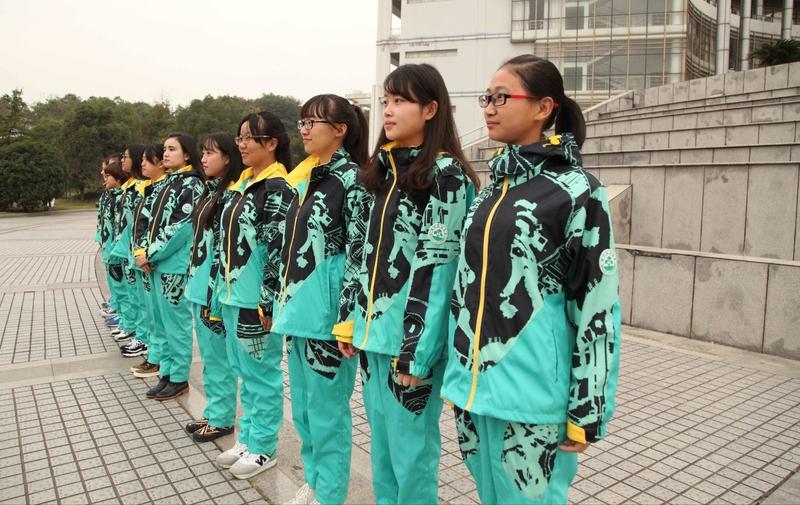 “刘思涵，你的校服在非洲火啦！”一条视频让这件印着名字的青岛校服引发热议。原来咱