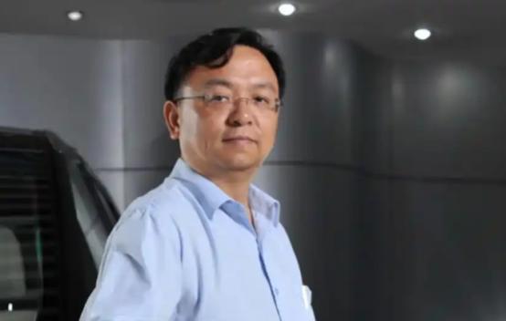 王传福说，他高中时回家要生活费时，他嫂子张秀菊，翻箱倒柜，兜里就几毛钱，嫂子一拍
