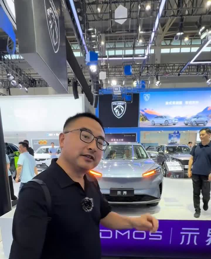 世界的亮相，国内需要法系车。世界这应该是第一次在车展的展台上亮相，虽然关注度