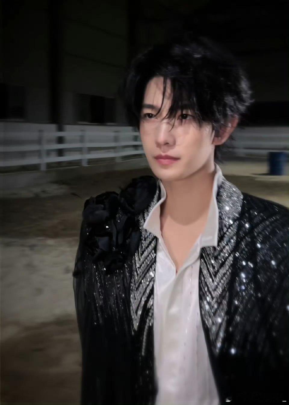 杨洋执剑黑马王子冷峻眉眼搭配持剑造型，氛围感高级又梦幻，惊艳亮相直击人心，妥妥专