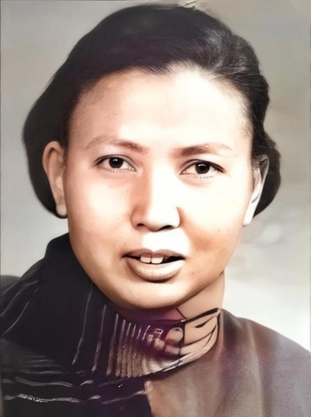 1941年，21岁的女战士莫林被活埋前，敌人竟突然问：“你认识莫林吗？”莫林一听
