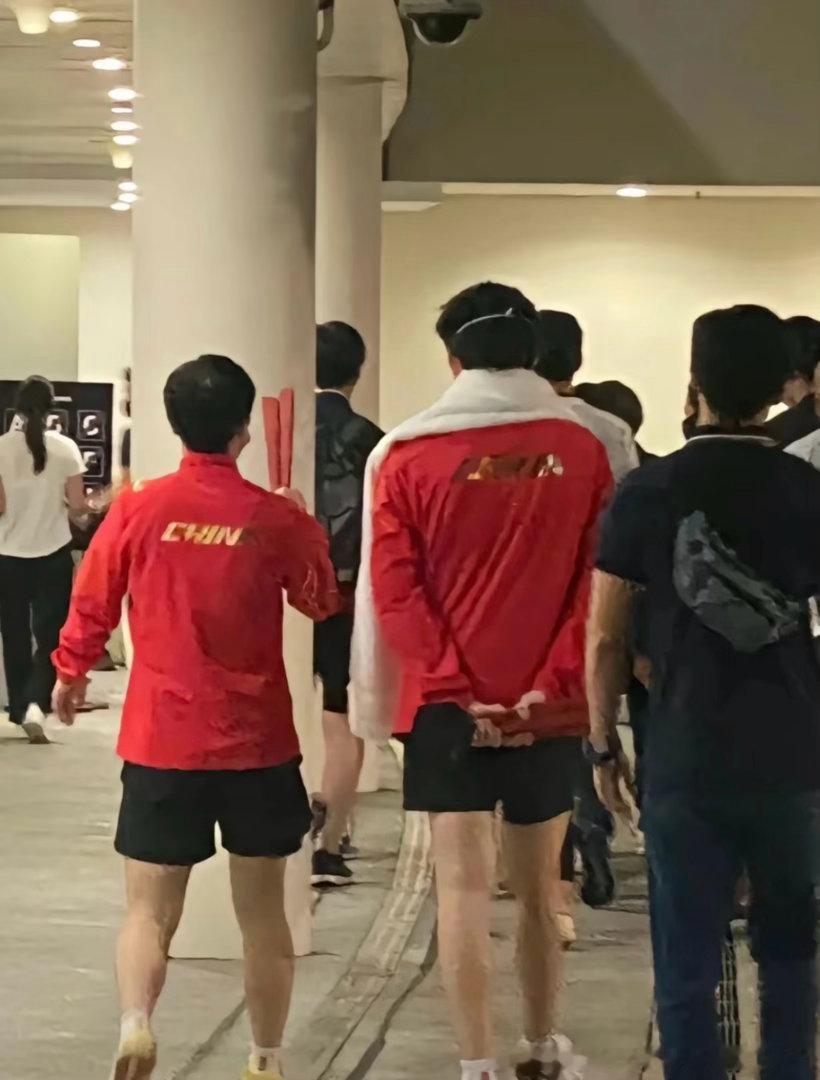 男孩子背着手往前走旁边的小女孩蹦蹦跳跳王楚钦孙颖莎