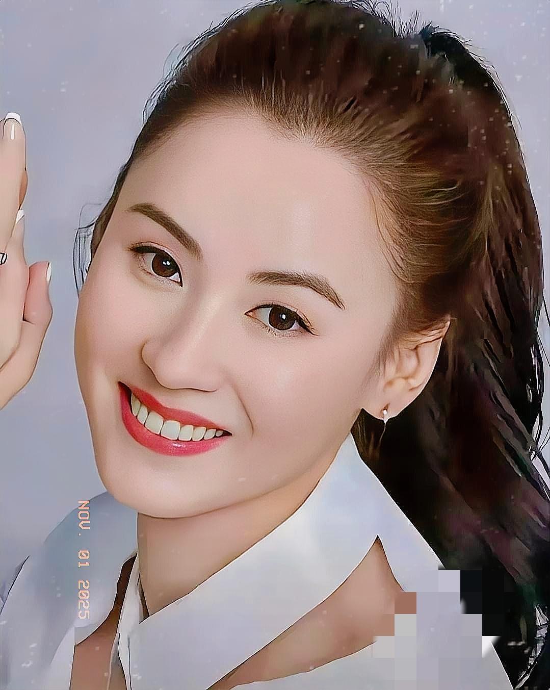 主持人问张柏芝：“你想不想要一个女儿？”张柏芝：“想要，可是我怎么生都是男孩