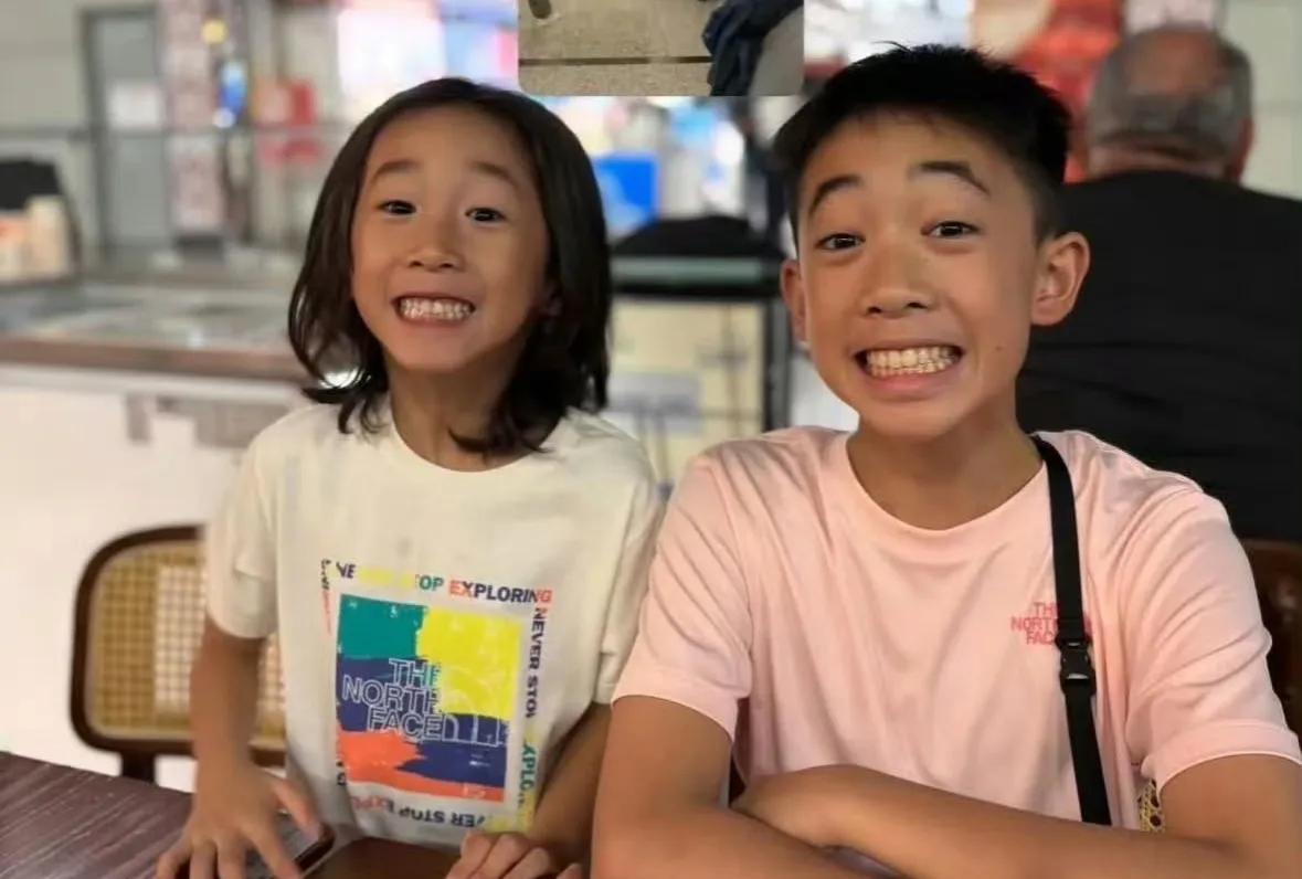 这是陈小春两个儿子的近照，兄弟两人呲牙搞怪合照。这样看起来兄弟俩长的还挺像的，两