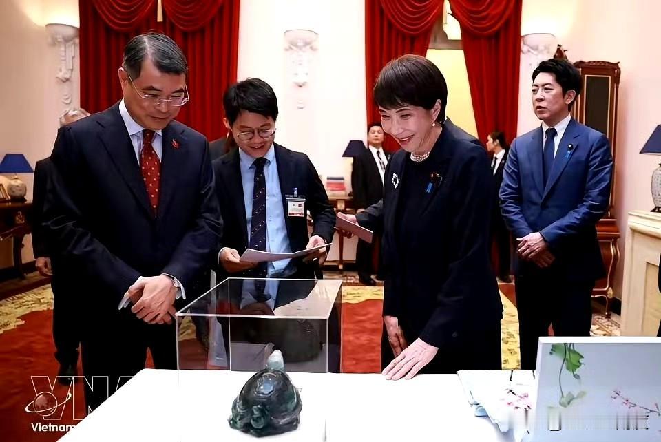 近期国际送礼有点特别：继英国国王送特朗普一口钟之后，越南总理送高市早苗一只抬头