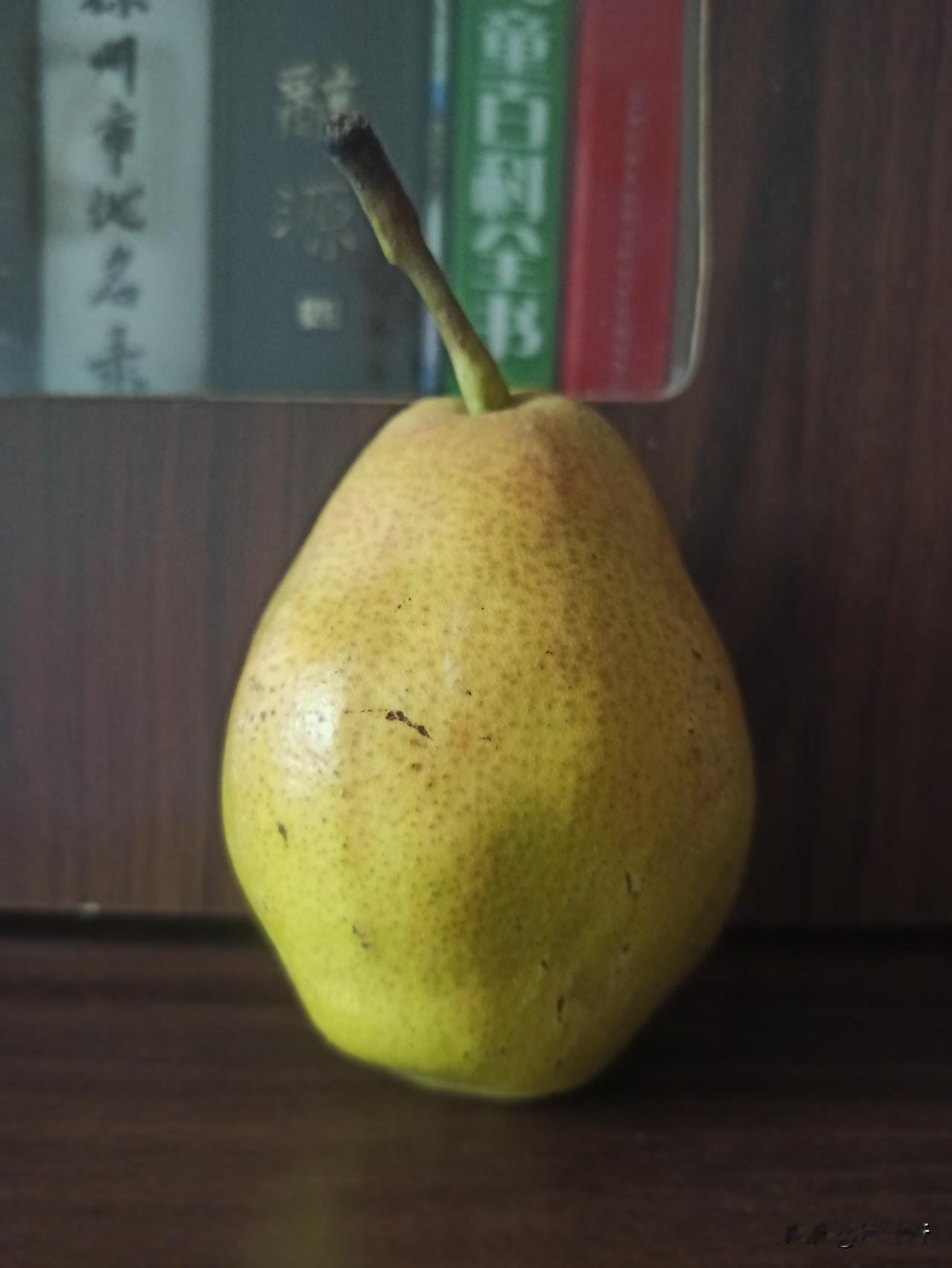 这种尖头梨，也叫香梨。小时候，我们叫它苹果梨，据说是苹果树和梨树嫁接而结的果实。