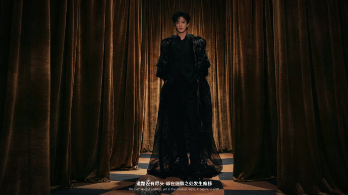 刘宇宁借光的人也会成为光唱到“向着阳光”时，舞台灯光像懂事儿似的，轻轻漫在他身